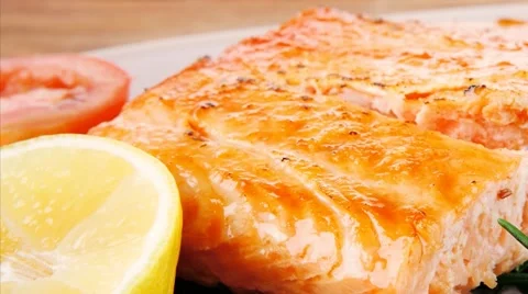 Roast salmon fish with tomatoes Vídeos de archivo 58273714