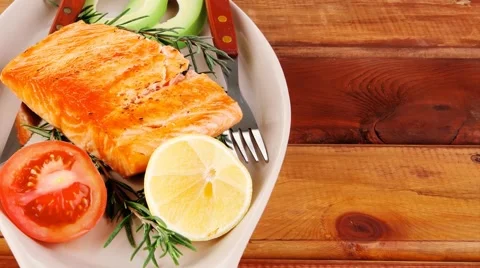 Roast salmon fish with tomatoes Vídeos de archivo 58285511