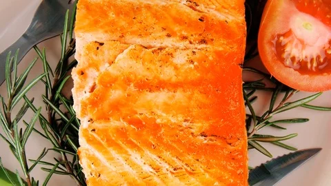 Roast salmon fish with tomatoes Vídeos de archivo 88896565