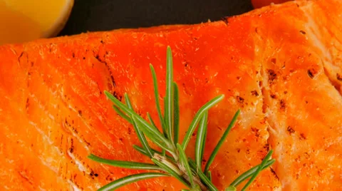 Roast salmon piece with tomatoes Vídeos de archivo 38351817