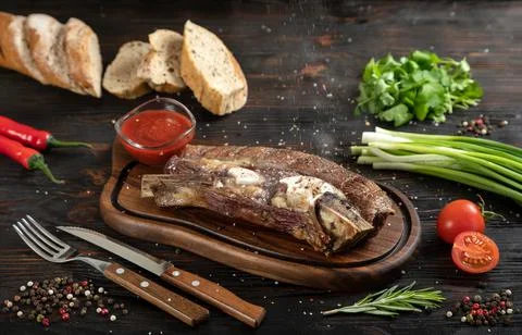 Roasted beef on the bone on a board for serving. Foto stock
