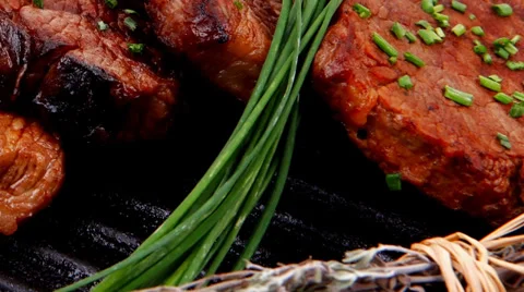 Roasted beef meat on bbq pan with pepper Vídeos de archivo 29367256