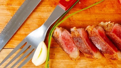 Roasted beef meat steak Vídeos de archivo 82690215