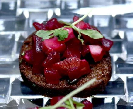 Roasted beet appetizer on dark bread Foto stock