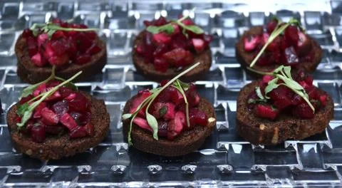 Roasted beet appetizer on dark bread Foto stock