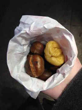 Roasted chestnuts in cornet Foto stock