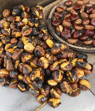 Roasted chestnuts over an open fire Fotos Stock