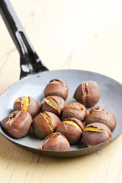 Roasted chestnuts on pan Foto stock