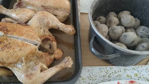 Roasted chicken dinner with wrinkled potatoes Vidéo 341512855