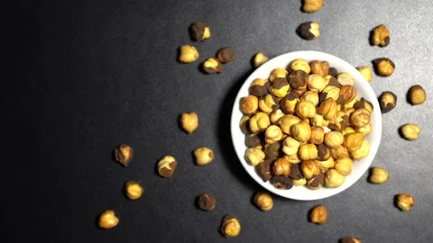 Roasted chickpea grains on black background, top view of roast chickpeas Vídeo Stock 139007929