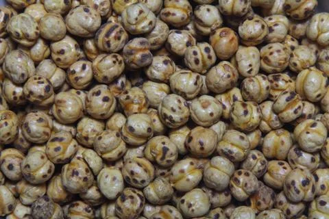 Roasted Chickpea pattern backdrop. Close up shot Foto stock