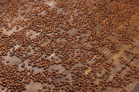 Roasted coffe beans spreaded over wooden board - full frame background Foto stock