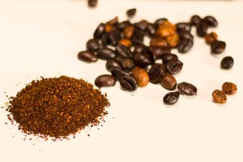 Roasted coffee beans and grained coffee seeds Foto stock