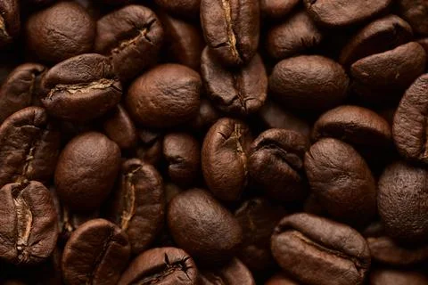 Roasted coffee beans background. Close up top view. Fotos de archivo