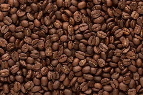 Roasted coffee beans background. Close up top view. Fotos de archivo