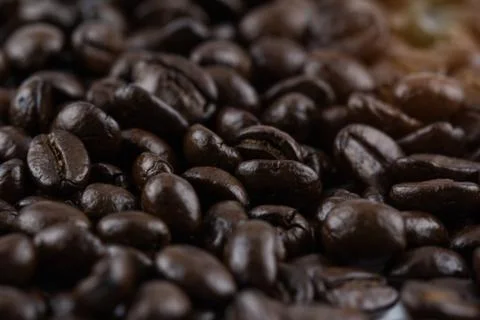 The roasted coffee beans background,show texture  and color of beans ,warm li 스톡 사진