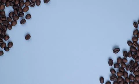 Roasted Coffee Beans Border on Blue Background with Empty Space Stockfoto's