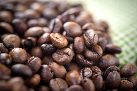 Roasted coffee beans on a checkered cloth Foto stock