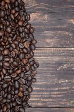 Roasted coffee beans close-up on a dark plank background. Copyspace Foto stock