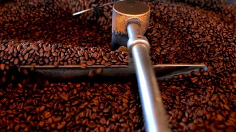 Roasted coffee beans in coffee roaster process Mixing and roasting process - 스톡 동영상 334643682