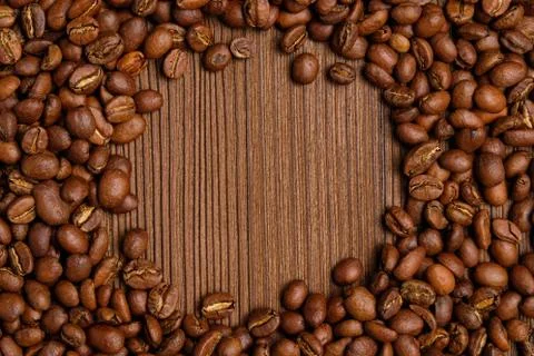 Roasted coffee beans create a circle for copy space on the background of burn 스톡 사진
