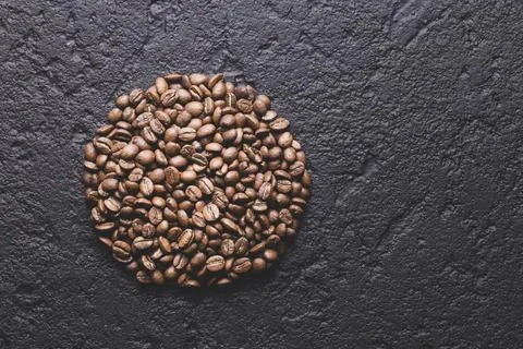Roasted coffee beans, on dark background, closeup image, space for text Foto stock