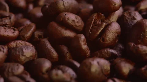 Roasted Coffee Beans falling is background. Organic coffee seeds. Vídeo Stock 157085480