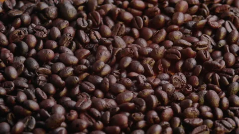 Roasted Coffee Beans falling is background. Organic coffee seeds. Vídeo Stock 157085508