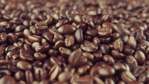 Roasted coffee beans falling in slow motion Vidéo 233386711