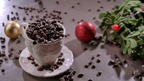 Roasted coffee beans falls down in cup. Coffee grains falling. Vidéo 120556924