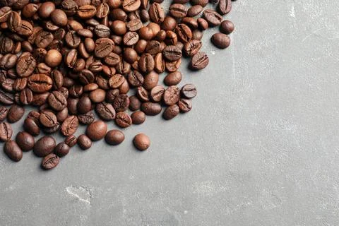 Roasted coffee beans on grey background with space for text, top view 스톡 사진