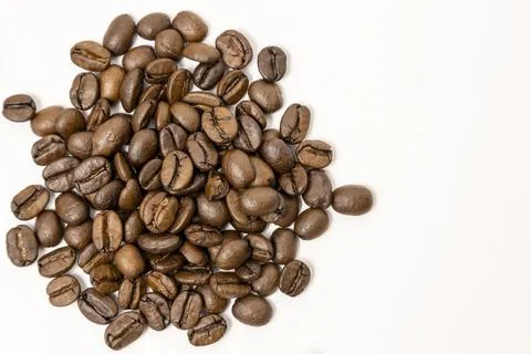 Roasted coffee beans isolated on white background, close-up. 库存照片