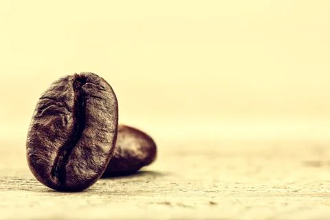 Roasted coffee beans on light background with copyspace Foto stock