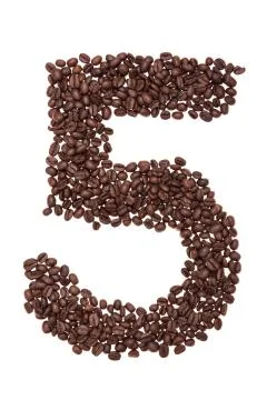 Roasted coffee beans placed in the shape of number five Foto stock