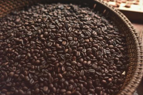 Roasted coffee beans in plate. 스톡 사진