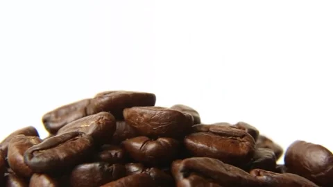 Roasted coffee beans rotate on a white background. Video stock 185372030