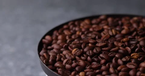 Roasted coffee beans rotating macro loop with tilt shift effect Video stock 320980248