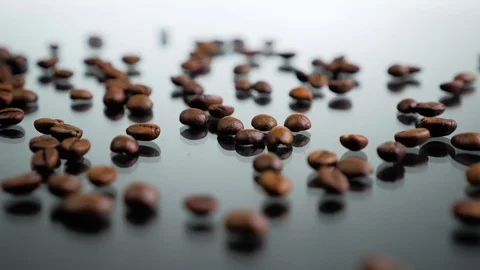 Roasted coffee beans rotating on a mirror surface Video stock 129593090