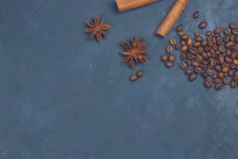 Roasted coffee beans scattering in the corner of the background. beans on a d Foto stock