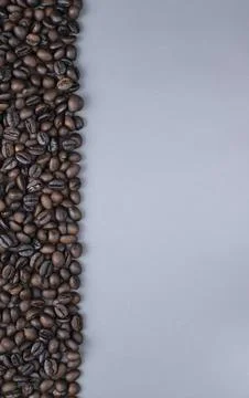 Roasted Coffee Beans Side Border on Gray Background with Copy Space Stockfoto's