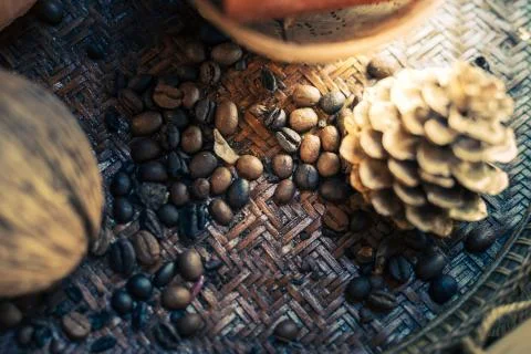 Roasted coffee beans in small individual containers on a rustic in wooden bac Stockfoto's