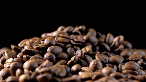 Roasted coffee beans. Smooth motion of arabica coffee seeds. Vídeo Stock 154207186