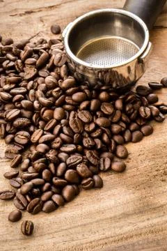Roasted Columbian coffee beans placed on a wooden table. Foto stock