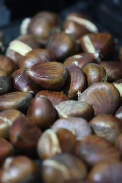 Roasted cracked chestnuts Stock-Fotos