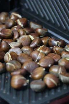 Roasted cracked chestnuts Stock-Fotos
