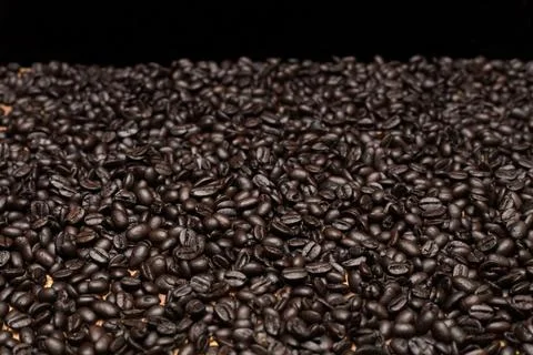 Roasted dark coffee beans background Stock-Fotos