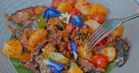 Roasted duck curry with pineapple and cherry tomatoes on plate 스톡 동영상 332774914