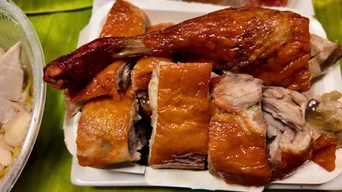 Roasted Duck Meat with Crispy Skin Served at Thai Street Food Market Vídeos de archivo 335998856