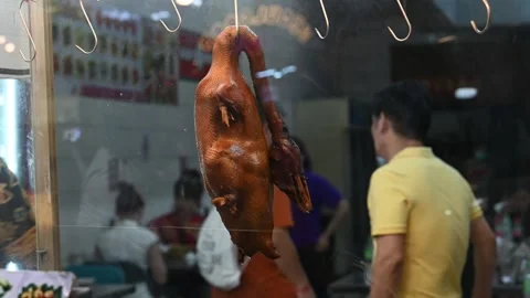 Roasted ducks hang inside Bangkok Chinatown restaurant Vidéo 339009681