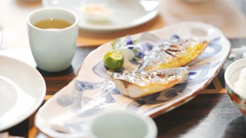 Roasted fish on plate Vídeo Stock 194751763